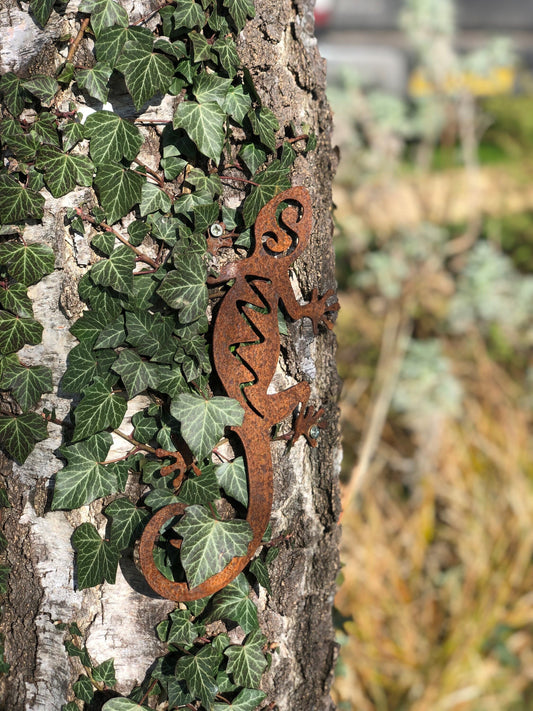 Steel Gecko Garden Art: Rustic Lizard Wall Decor